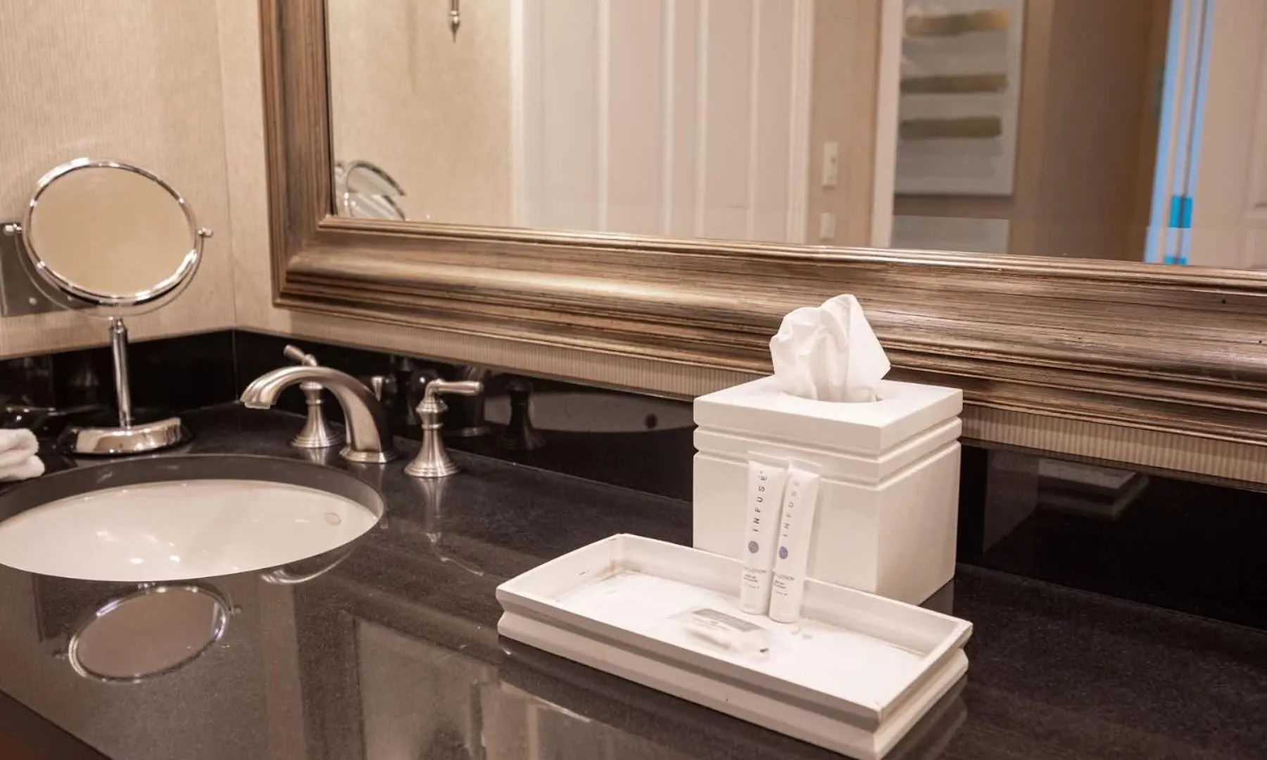 No Resort Fee Strip View Suite+ Free Valet + Pool Las Vegas