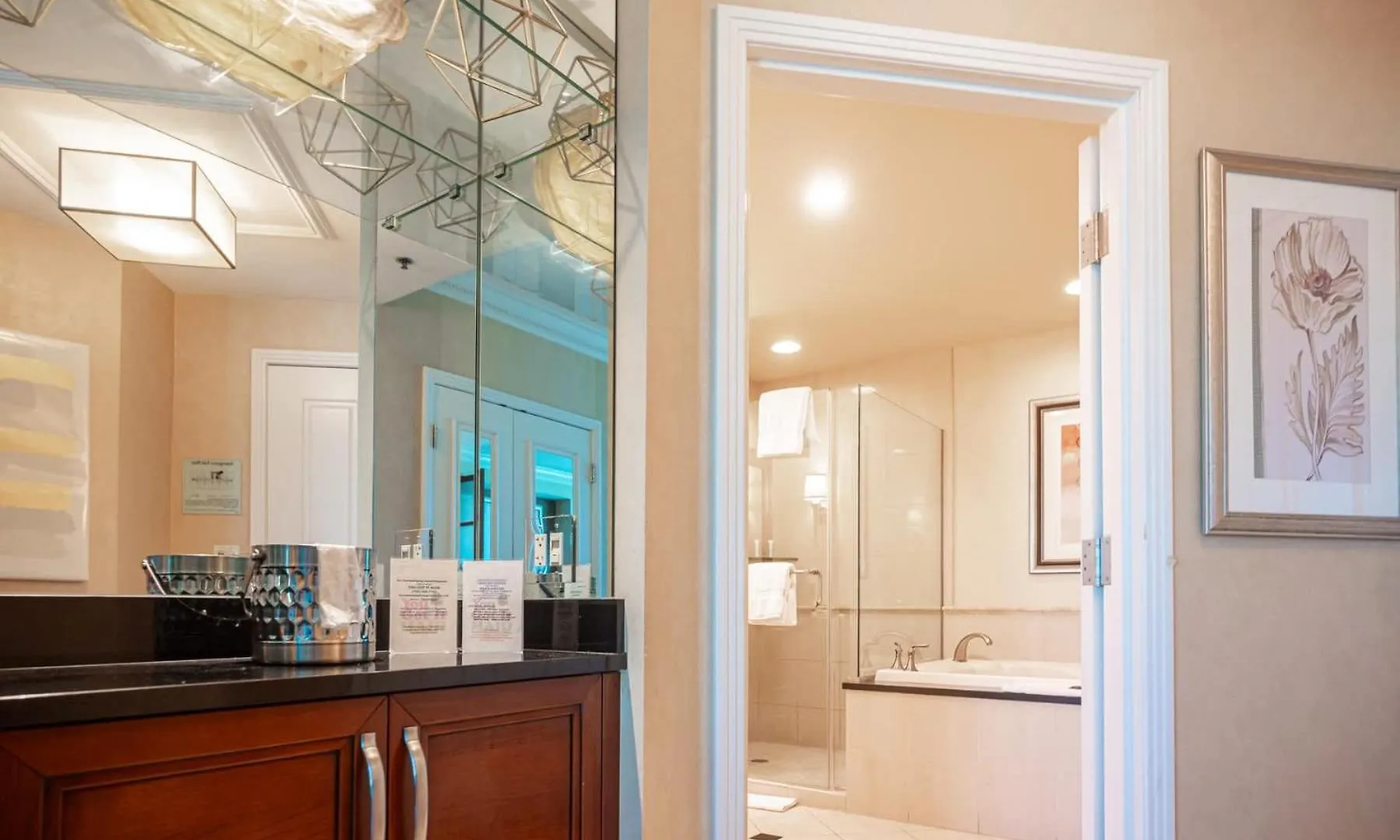 No Resort Fee Strip View Suite+ Free Valet + Pool Las Vegas