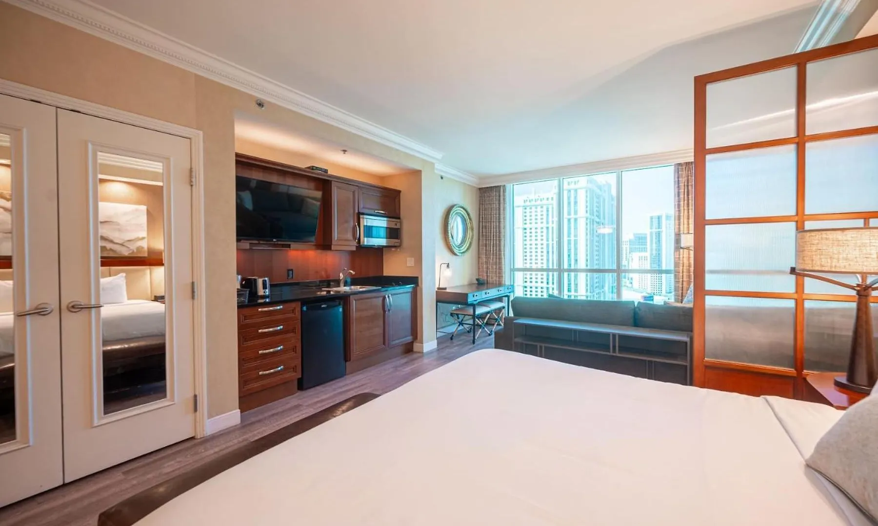 No Resort Fee Strip View Suite+ Free Valet + Pool Las Vegas